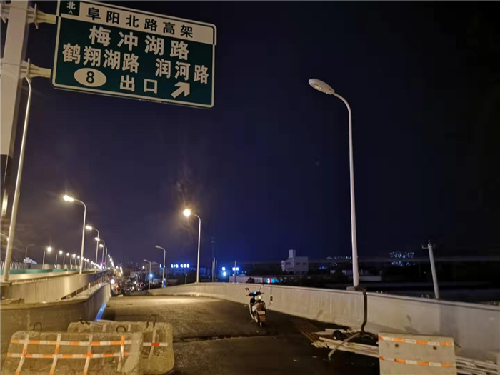 山東日照市自彎臂路燈工程案例